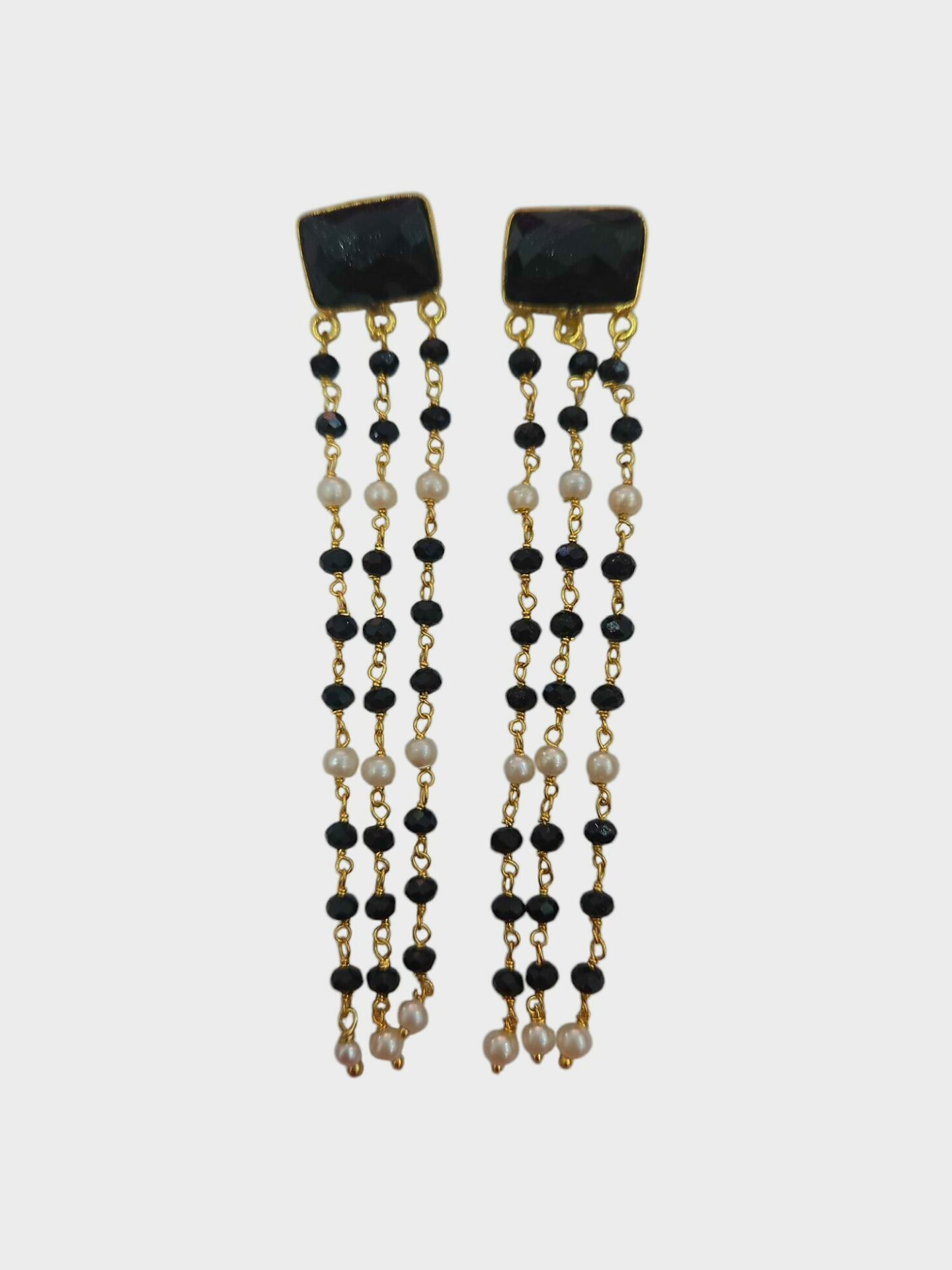 Orecchini  realizzati con cristalli, perline di maiorca e perno occhio di gatto. colore nero e bianco
peso 3.9 gr
lunghezza 8.5cm Spedizione Gratuita