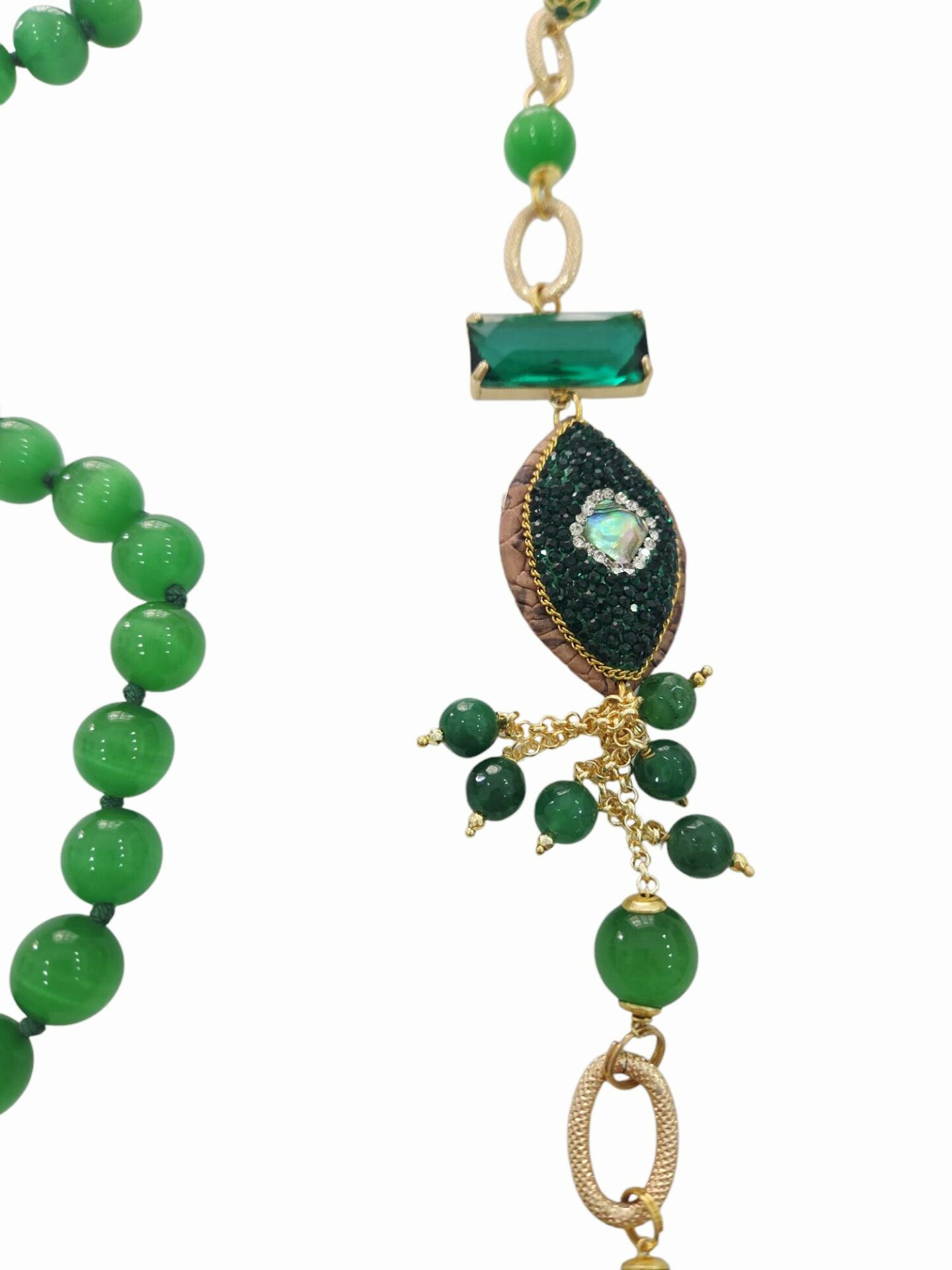 Collana realizzata con occhio di gatto verde,agata,abalone con macasite ed elementi in ottone satinati.lunghezza 80cm Spedizione Gratuita