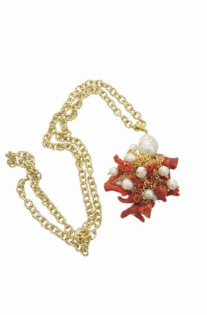 Collana lunga con ciondolo realizzato con corallo, perle di fiume e perla scaramazza. catena in alluminio satinato.lunghezza catena 64cmlunghezza ciondolo 7.5cm Spedizione Gratuita