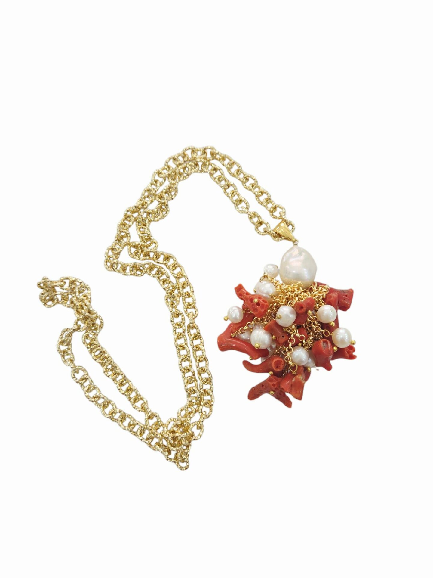 Collana lunga con ciondolo realizzato con corallo, perle di fiume e perla scaramazza. catena in alluminio satinato.lunghezza catena 64cmlunghezza ciondolo 7.5cm Spedizione Gratuita