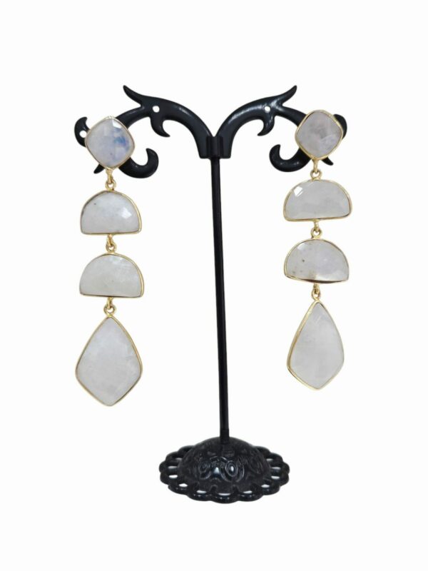 Orecchini realizzati con pietra di luce di varie forme irregolari circondate da ottone.
peso 7.5gr
lunghezza 6cm Spedizione Gratuita