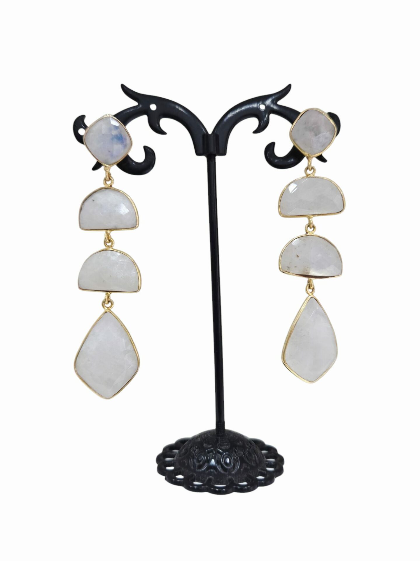 Orecchini realizzati con pietra di luce di varie forme irregolari circondate da ottone.
peso 7.5gr
lunghezza 6cm Spedizione Gratuita