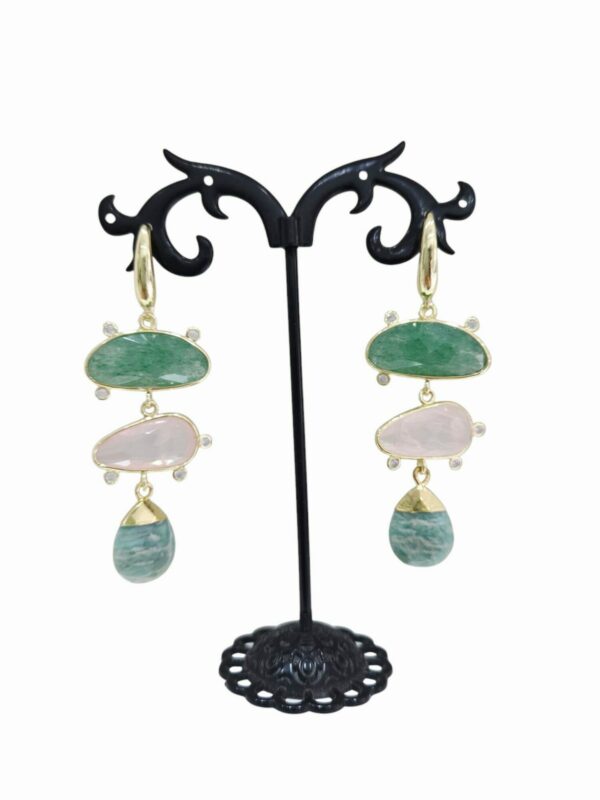 Orecchini  realizzati  con quarzi e avventurina circondati da ottone e zirconi.lunghezza 6cmpeso 6.9gr Spedizione Gratuita