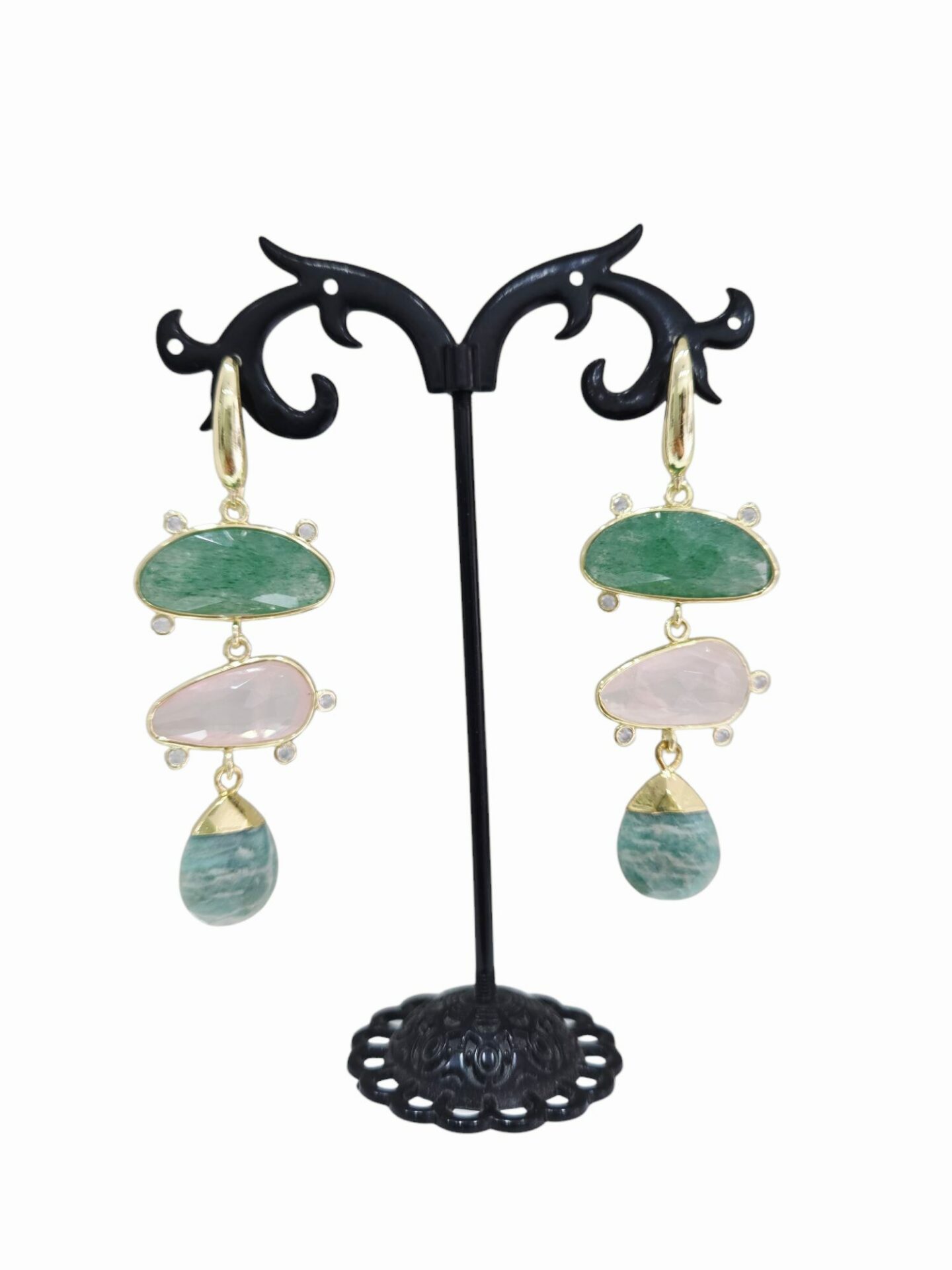Orecchini  realizzati  con quarzi e avventurina circondati da ottone e zirconi.
lunghezza 6cm
peso 6.9gr Spedizione Gratuita