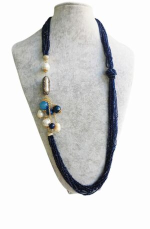 Collana lunga realizzata con fili di zirconi naturali blu e laterale con perle barocche,agata e perla scaramazza con marcasite.
lunghezza 85cm Spedizione Gratuita