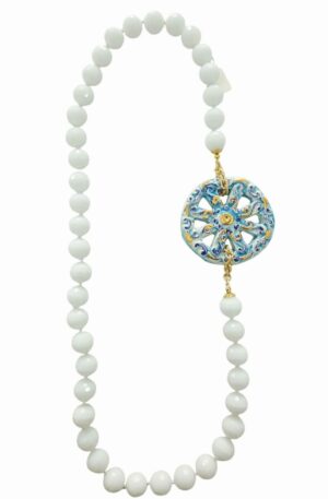 Collana realizzata con agata bianca(diametro14mm) e ruota di carretto in ceramica di Caltagirone.
lunghezza 72cm Spedizione Gratuita