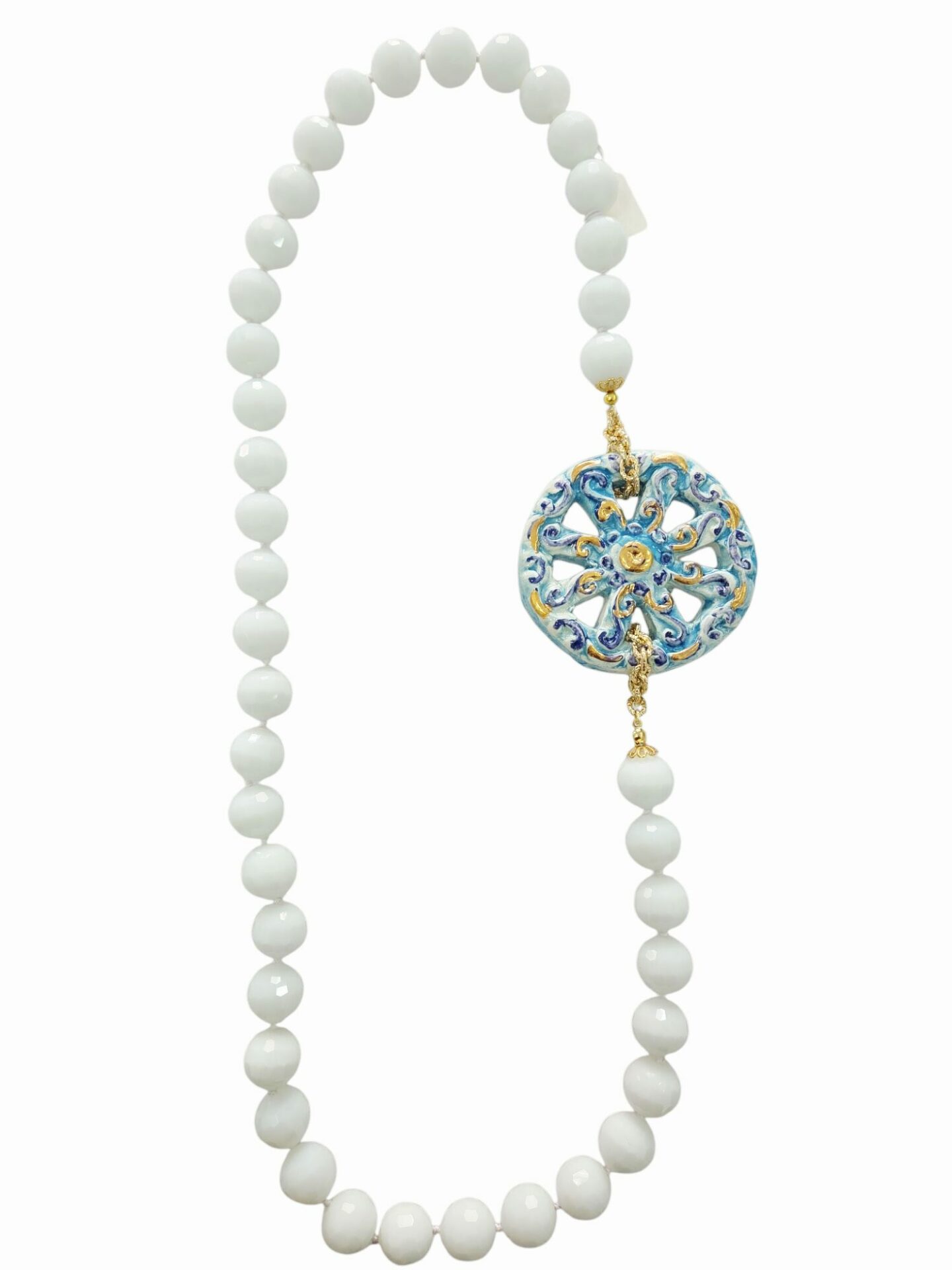 Collana realizzata con agata bianca(diametro14mm) e ruota di carretto in ceramica di Caltagirone.
lunghezza 72cm Spedizione Gratuita