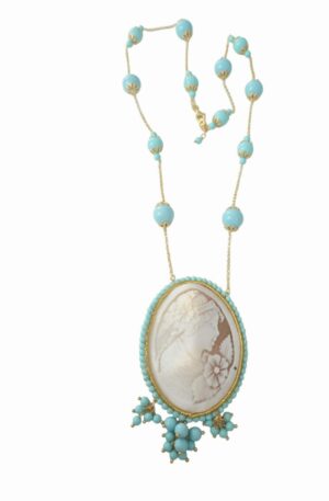 Collana lunga con ciondolo in cammeo  realizzata artigianalmente con pasta di turchese, tessuto ed elementi dorati in acciaio. lunghezza collana 69cm regolabilelunghezza ciondolo 9cm Spedizione Gratuita