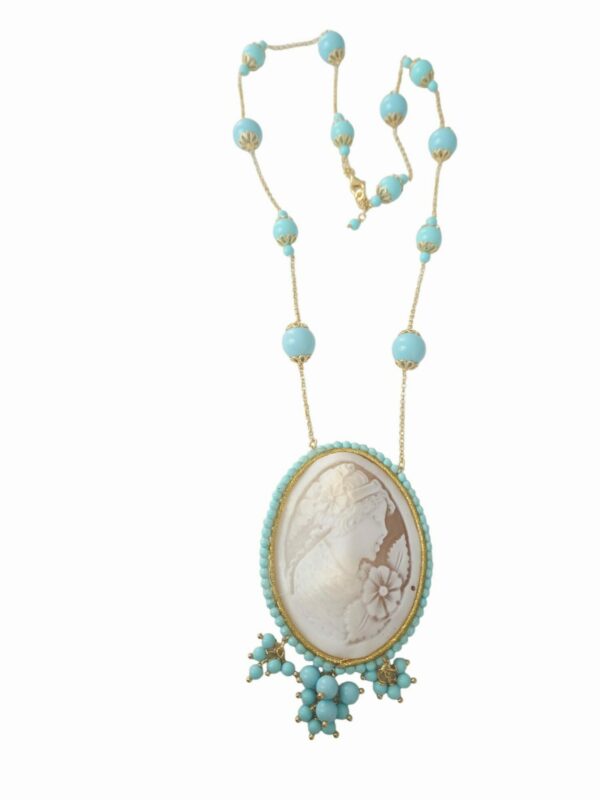 Collana lunga con ciondolo in cammeo  realizzata artigianalmente con pasta di turchese, tessuto ed elementi dorati in acciaio. lunghezza collana 69cm regolabilelunghezza ciondolo 9cm Spedizione Gratuita