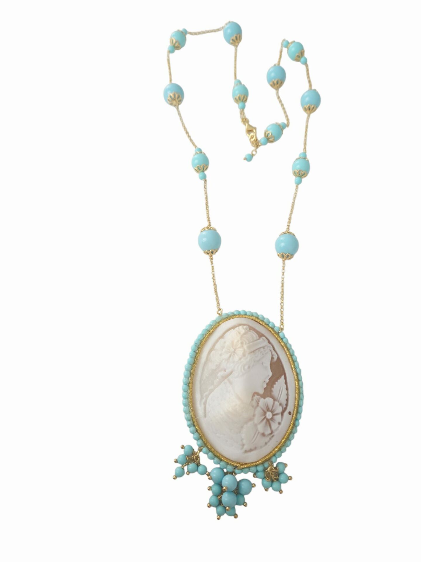 Collana lunga con ciondolo in cammeo  realizzata artigianalmente con pasta di turchese, tessuto ed elementi dorati in acciaio. lunghezza collana 69cm regolabilelunghezza ciondolo 9cm Spedizione Gratuita