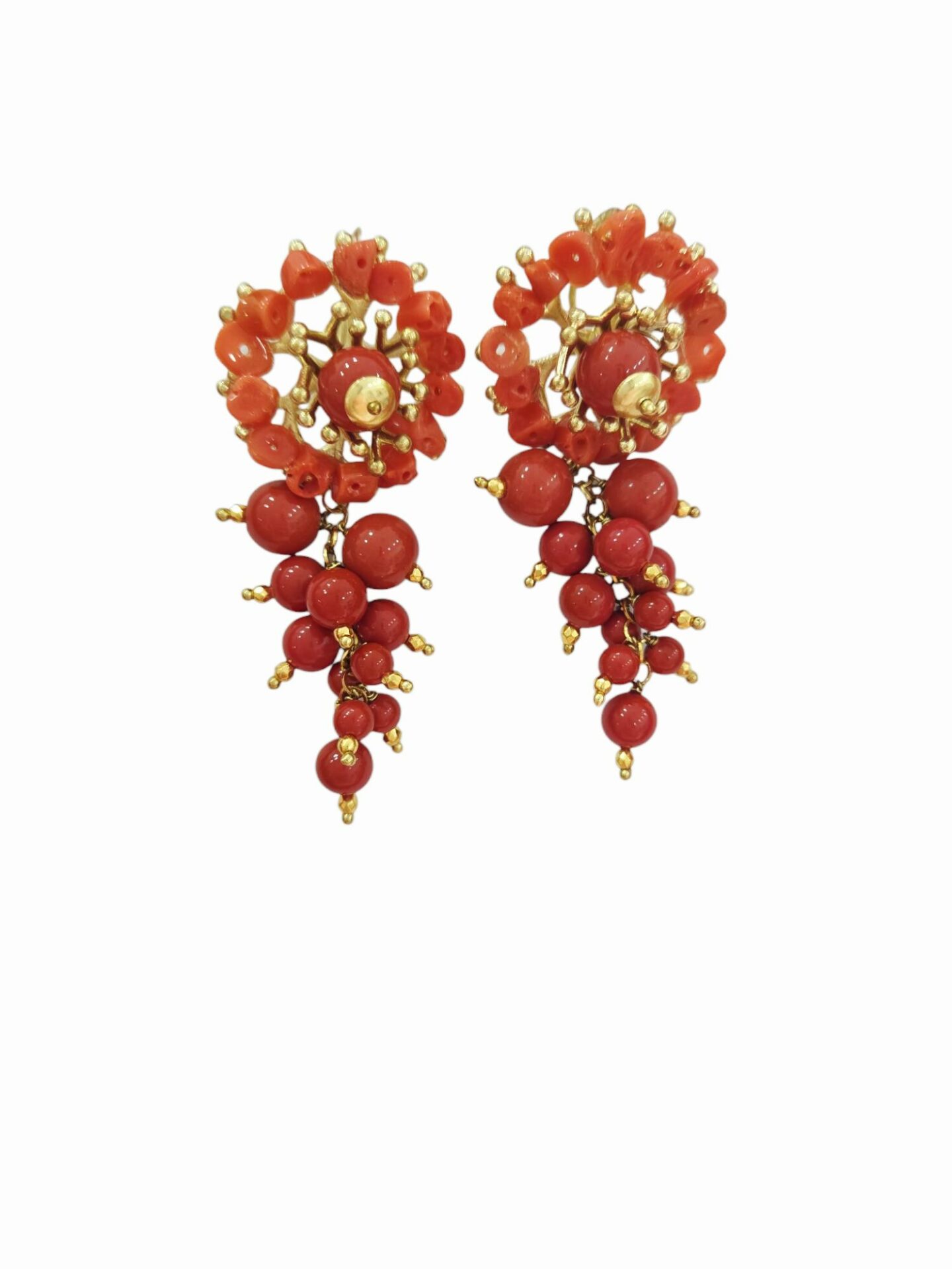 Orecchini realizzati artigianalmente con corallo su base in ottone e ciuffobin pasta di corallo.Monachella in ottone
peso 10gr
lunghezza 6.5cm Spedizione Gratuita