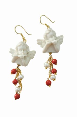 Orecchini realizzati con angioletti in resina e ciuffo con perle barocche e pasta di corallo. peso 7.7gr lunghezza 8.5cm Spedizione Gratuita