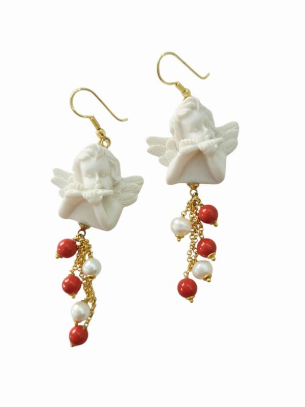 Orecchini realizzati con angioletti in resina e ciuffo con perle barocche e pasta di corallo. peso 7.7gr lunghezza 8.5cm Spedizione Gratuita