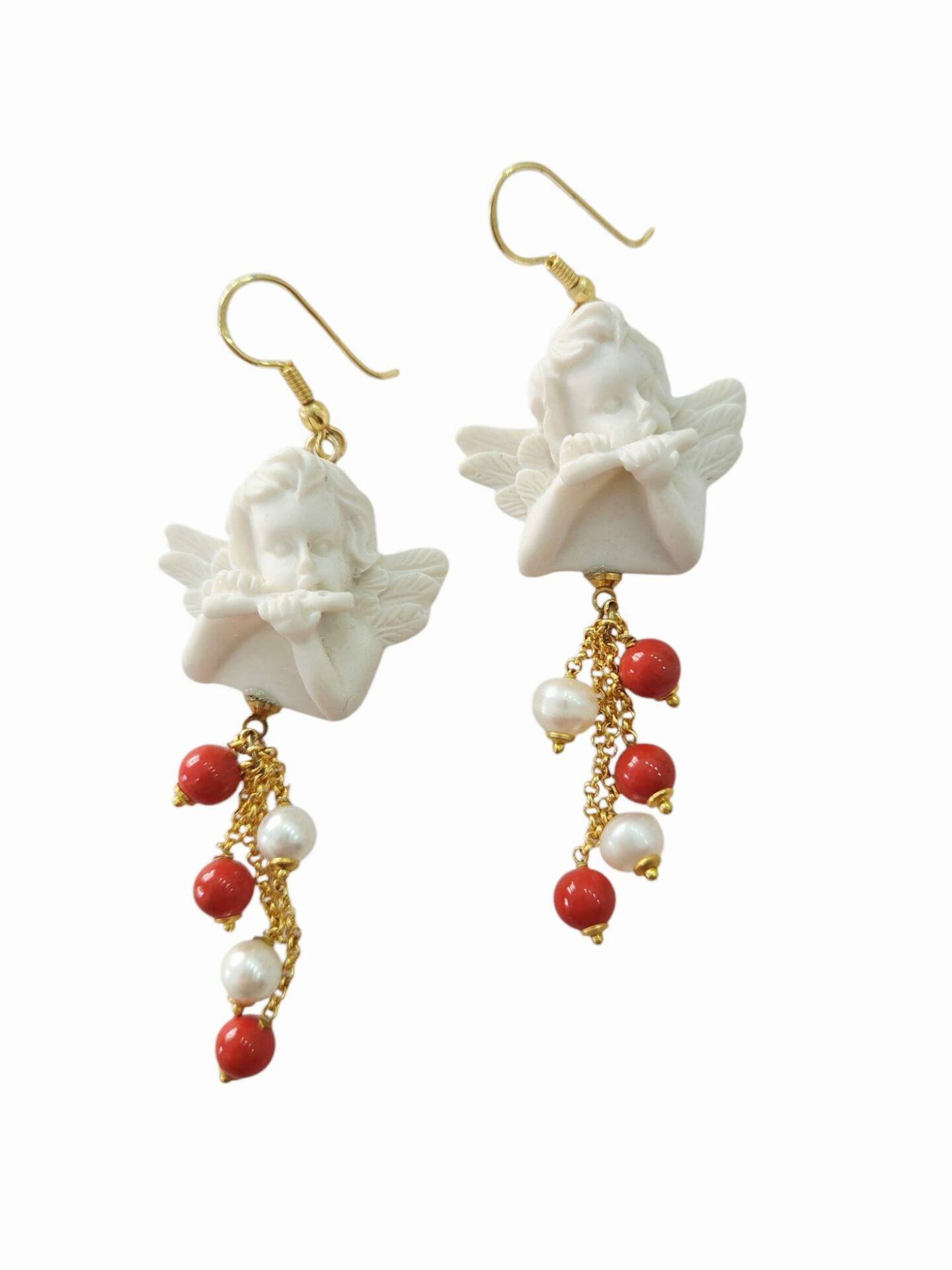 Orecchini realizzati con angioletti in resina e ciuffo con perle barocche e pasta di corallo. peso 7.7gr lunghezza 8.5cm Spedizione Gratuita