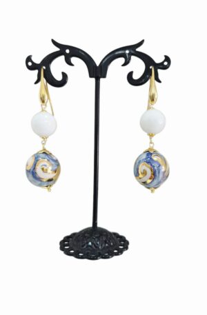 Orecchini realizzati con agata e sfera in ceramica di Caltagirone dipinta a mano. monachella argento925 placcata oro.
peso 8.2 gr
lunghezza 6cm Spedizione Gratuita