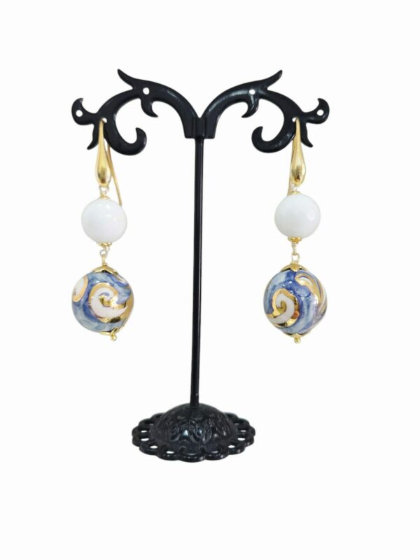 Orecchini realizzati con agata e sfera in ceramica di Caltagirone dipinta a mano. monachella argento925 placcata oro.peso 8.2 grlunghezza 6cm Spedizione Gratuita