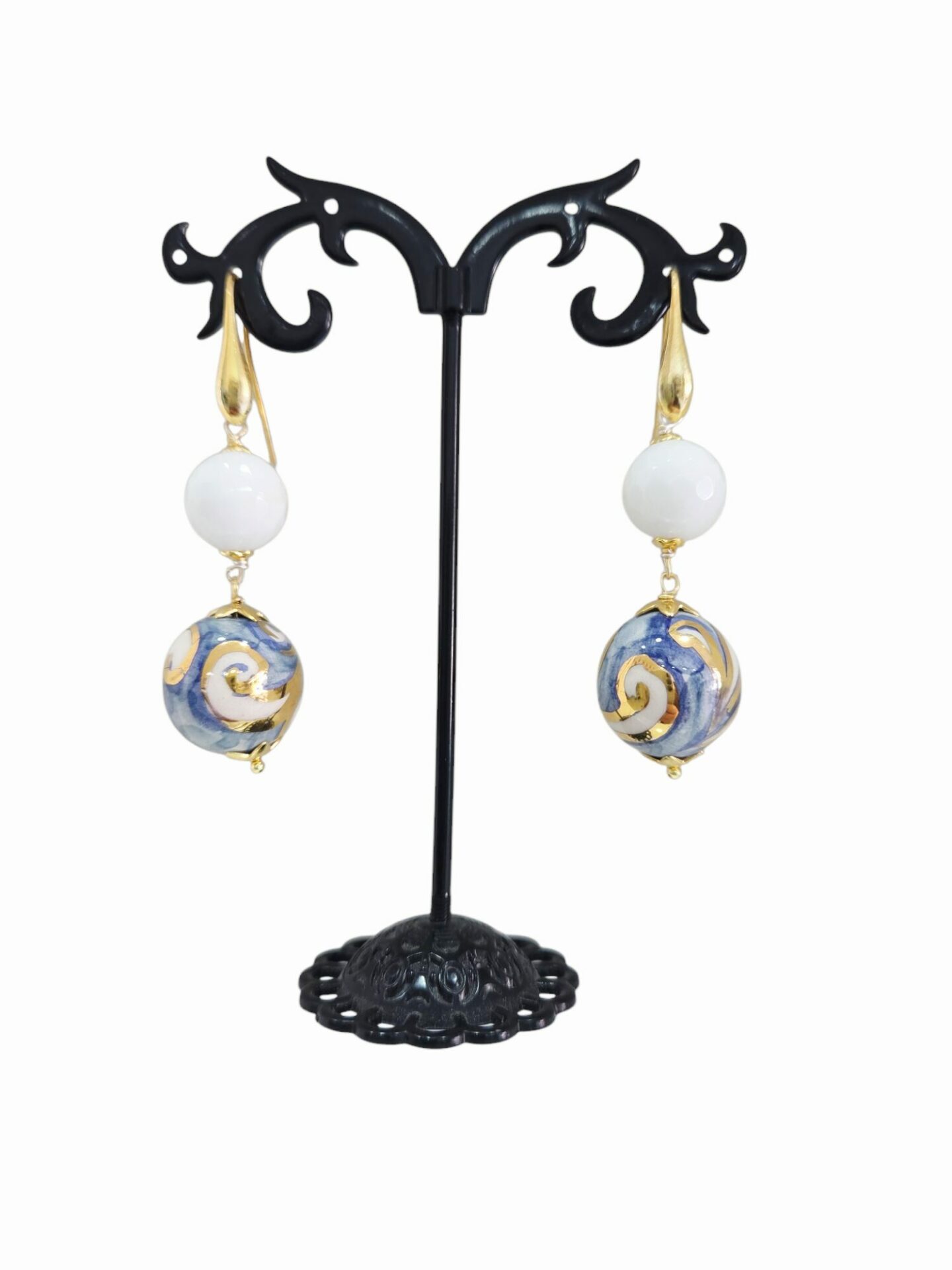 Orecchini realizzati con agata e sfera in ceramica di Caltagirone dipinta a mano. monachella argento925 placcata oro.
peso 8.2 gr
lunghezza 6cm Spedizione Gratuita