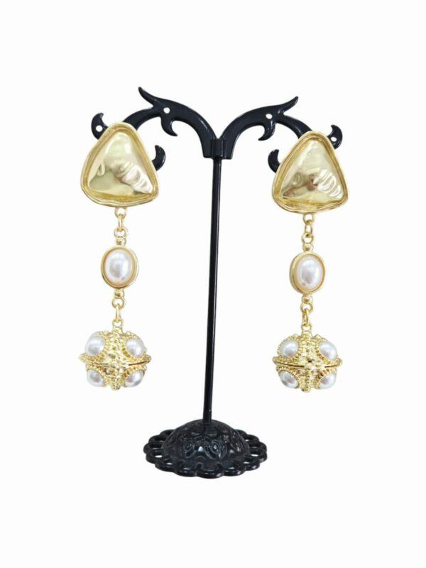 Orecchini realizzati con perle di Maiorca ed ottone. peso 11.5gr lunghezza 6.5cm Spedizione Gratuita