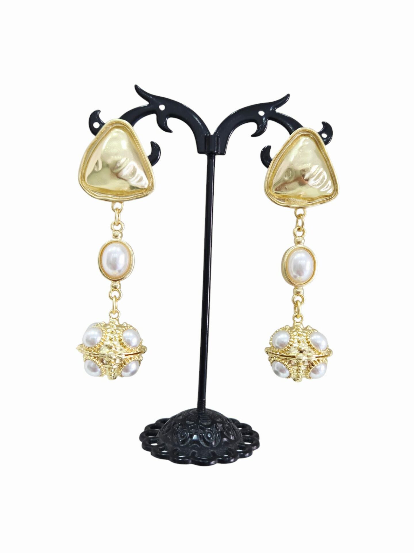Orecchini realizzati con perle di Maiorca ed ottone. peso 11.5gr lunghezza 6.5cm Spedizione Gratuita
