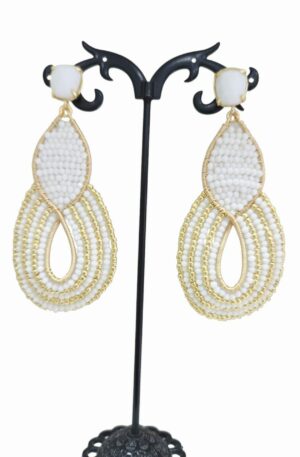 Orecchini realizzati artigianalmente con cristalli swarovski e perline dorate. Perno in agata bianca.lunghezza 7.5cmpeso 7.2gr Spedizione Gratuita