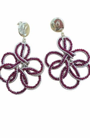Orecchini realizzati artigianalmente in tessuto dorato con cristalli bordeaux e chiusura in ottone. Peso 6.2gr Lunghezza  6cm Spedizione Gratuita