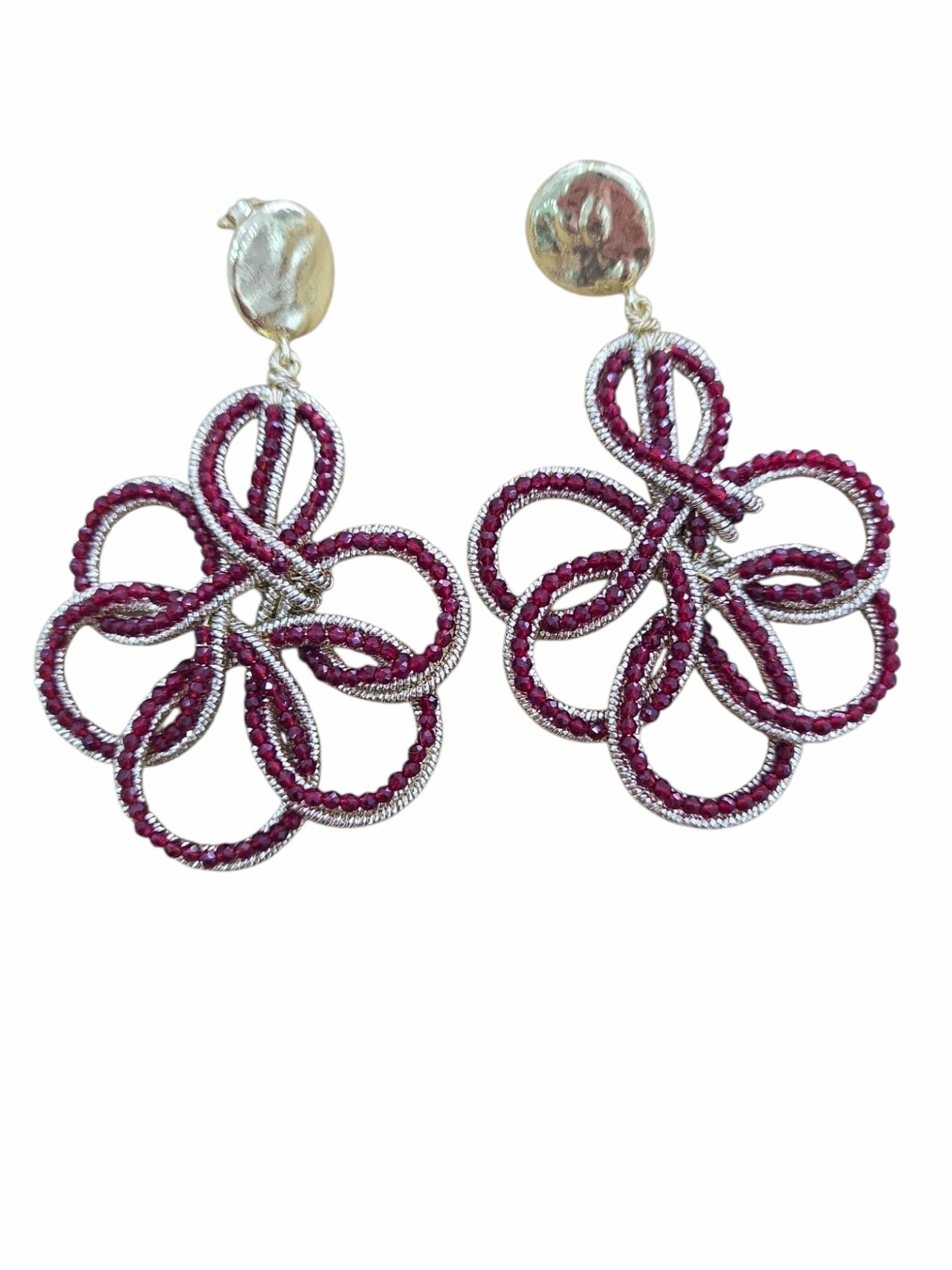 Orecchini realizzati artigianalmente in tessuto dorato con cristalli bordeaux e chiusura in ottone. Peso 6.2gr Lunghezza  6cm Spedizione Gratuita