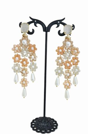 Orecchini realizzati artigianalmente con cristalli e perle di Maiorca,perno occhio di gatto. lunghezza 9cm peso 5gr Spedizione Gratuita
