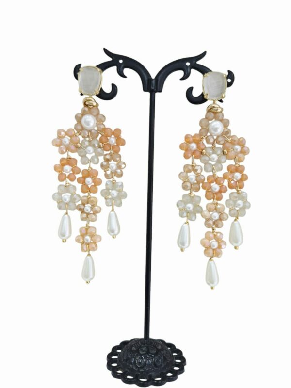Orecchini realizzati artigianalmente con cristalli e perle di Maiorca,perno occhio di gatto. lunghezza 9cm peso 5gr Spedizione Gratuita