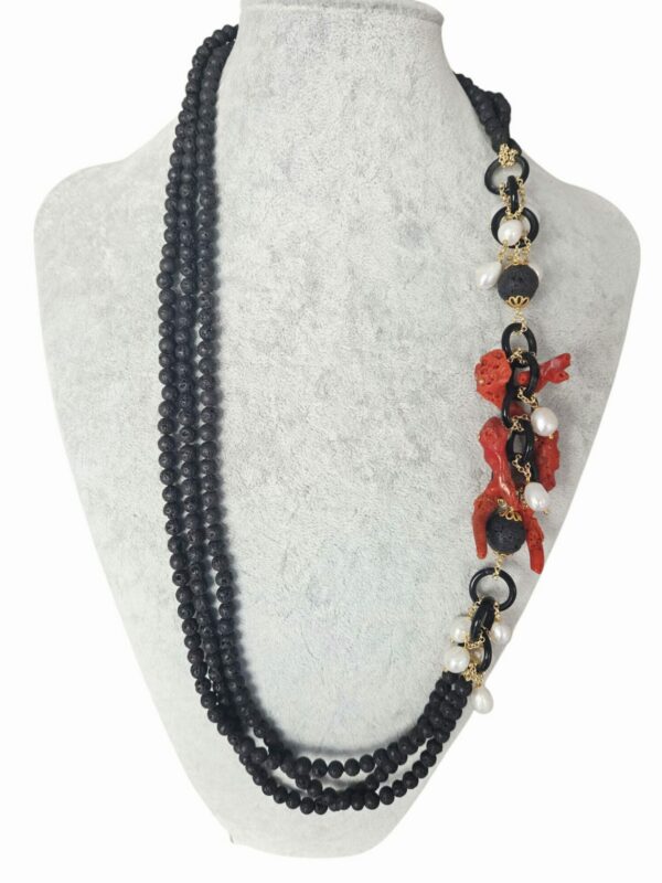 Collana lunga realizzata con pietra lavica, perle barocche e rami di corallo. Lunghezza 78cm Spedizione Gratuita