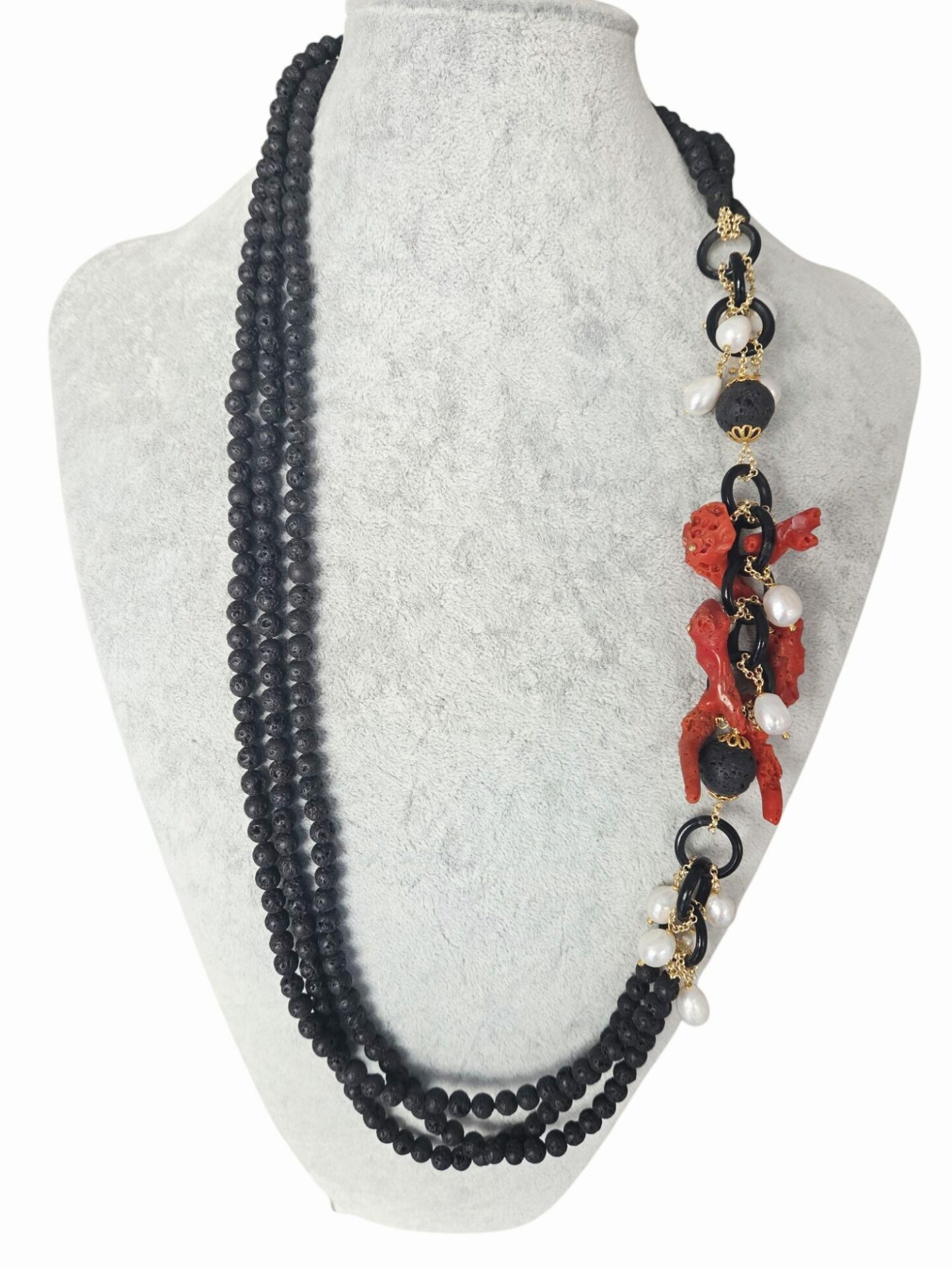 Collana lunga realizzata con pietra lavica, perle barocche e rami di corallo. Lunghezza 78cm Spedizione Gratuita