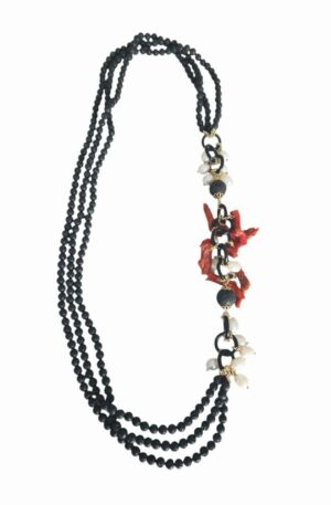 Collana lunga realizzata con pietra lavica, perle barocche e rami di corallo. Lunghezza 78cm Spedizione Gratuita