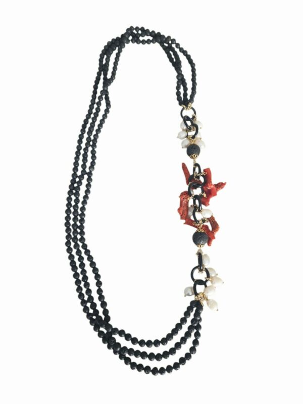 Collana lunga realizzata con pietra lavica, perle barocche e rami di corallo. Lunghezza 78cm Spedizione Gratuita
