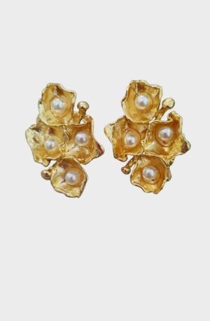 Orecchini lobo realizzati con fiori in ottone e perle di maiorca.
peso 8.8gr
lunghezza 3cm Spedizione Gratuita