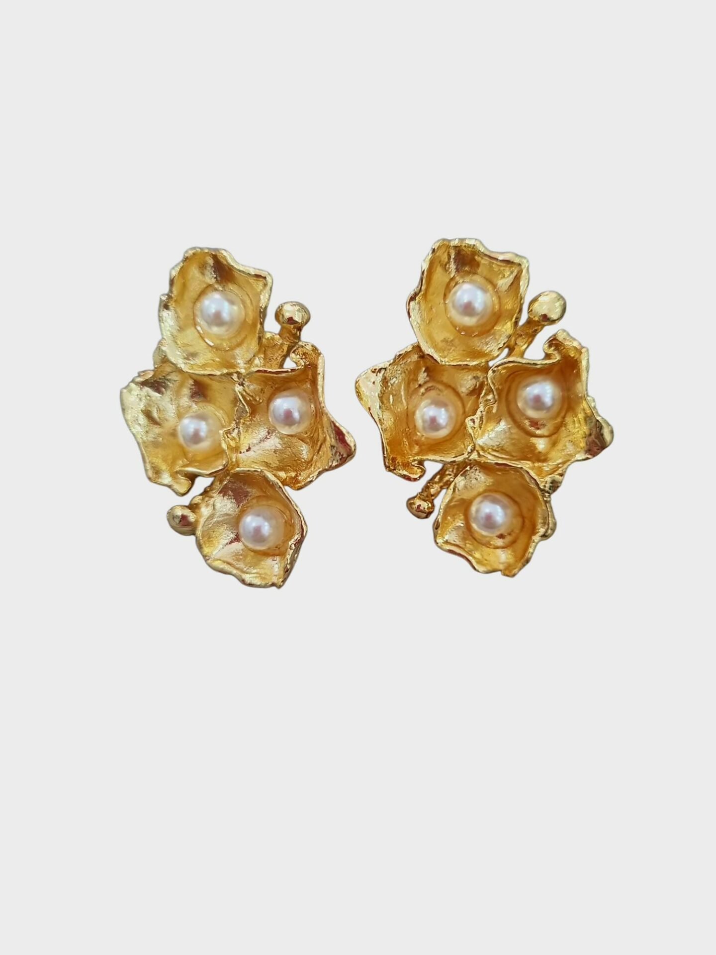 Orecchini lobo realizzati con fiori in ottone e perle di maiorca.
peso 8.8gr
lunghezza 3cm Spedizione Gratuita