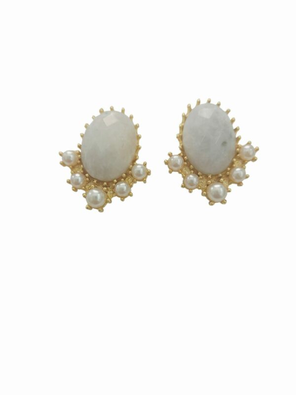 Orecchini lobo realizzati su base in ottone con pietra di luna e perle di Maiorca.peso 5.1grlunghezza 2.5cm Spedizione Gratuita