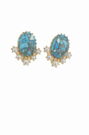 Orecchini lobo realizzati su base in ottone con pasta di turchese e perle di Maiorca. peso 5.1gr lunghezza 2.5cm Spedizione Gratuita