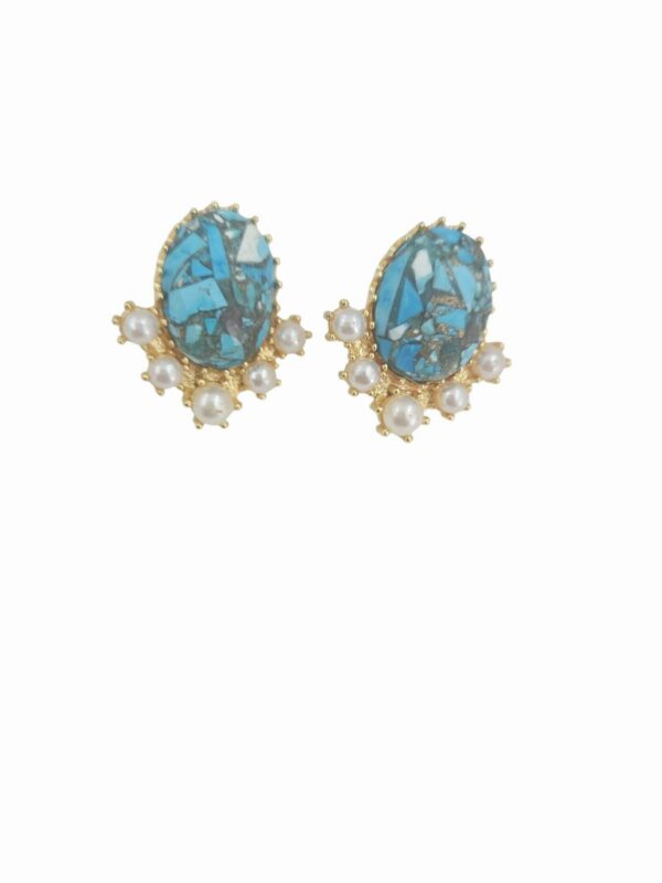 Orecchini lobo realizzati su base in ottone con pasta di turchese e perle di Maiorca. peso 5.1gr lunghezza 2.5cm Spedizione Gratuita