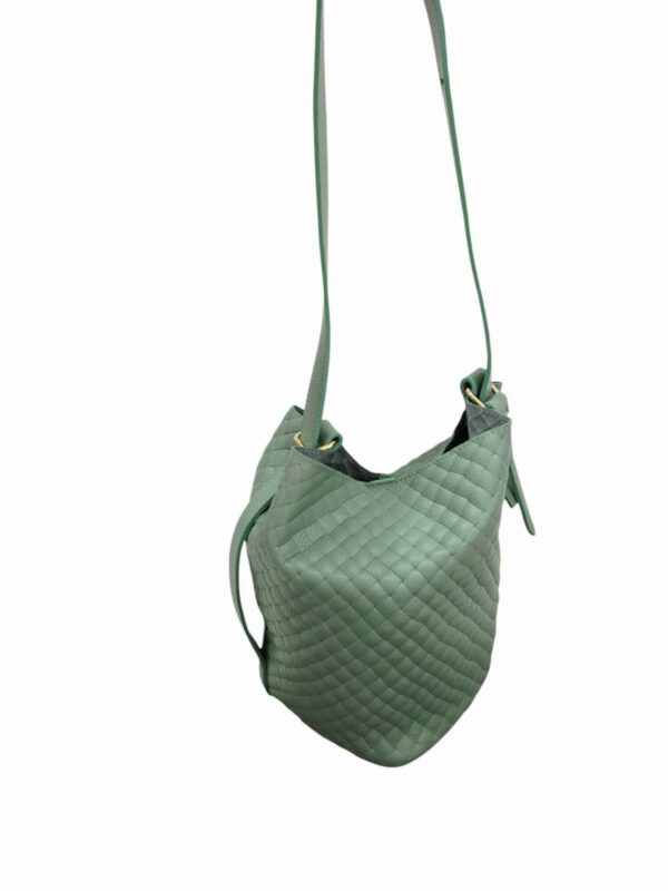 Borsa secchiello in vera pelle stampo intreccio, interno nudo, dotata tracollina interna con catena dorata in pelle e tessuto manico lungo regolabile. Colore verde salviavera pelle,made italyMisure secchiello H28 B 20Misure Pochette interna L20 B9 H16 Spedizione Gratuita