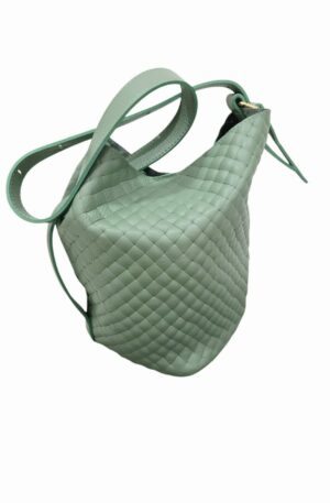 Borsa secchiello in vera pelle stampo intreccio, interno nudo, dotata tracollina interna con catena dorata in pelle e tessuto manico lungo regolabile. Colore verde salviavera pelle,made italyMisure secchiello H28 B 20Misure Pochette interna L20 B9 H16 Spedizione Gratuita
