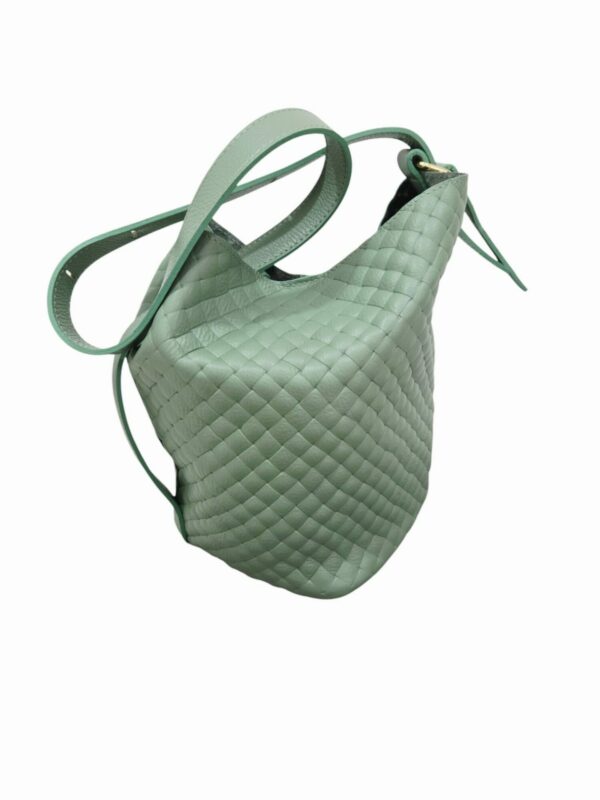 Borsa secchiello in vera pelle stampo intreccio, interno nudo, dotata tracollina interna con catena dorata in pelle e tessuto manico lungo regolabile. Colore verde salviavera pelle,made italyMisure secchiello H28 B 20Misure Pochette interna L20 B9 H16 Spedizione Gratuita