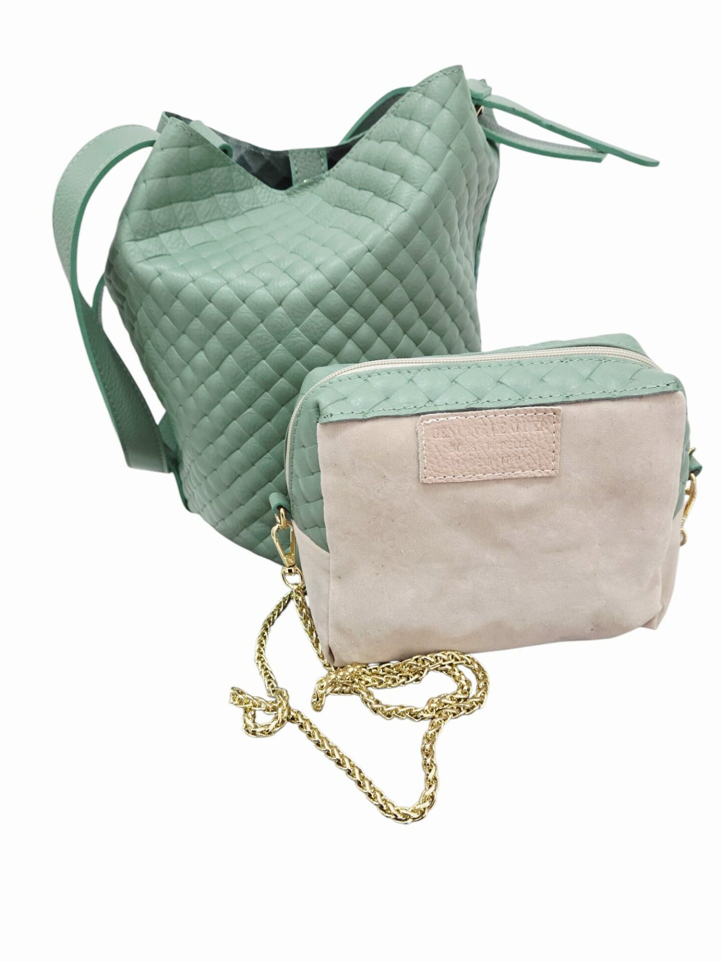 Borsa secchiello in vera pelle stampo intreccio, interno nudo, dotata tracollina interna con catena dorata in pelle e tessuto manico lungo regolabile. Colore verde salviavera pelle,made italyMisure secchiello H28 B 20Misure Pochette interna L20 B9 H16 Spedizione Gratuita