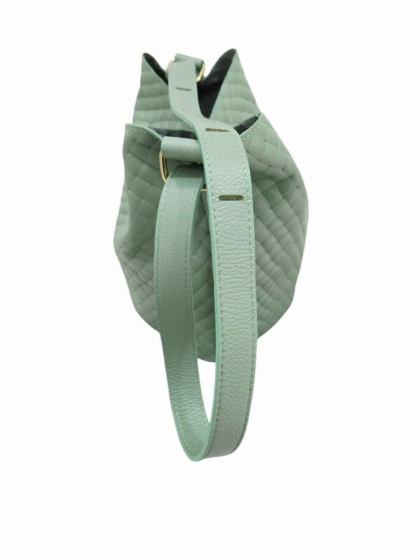 Borsa secchiello in vera pelle stampo intreccio, interno nudo, dotata tracollina interna con catena dorata in pelle e tessuto manico lungo regolabile. Colore verde salviavera pelle,made italyMisure secchiello H28 B 20Misure Pochette interna L20 B9 H16 Spedizione Gratuita