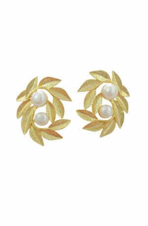 Orecchini  lobo realizzati con foglie in ottone e perle di fiume. lunghezza 2.5cm peso 5.9gr Spedizione Gratuita