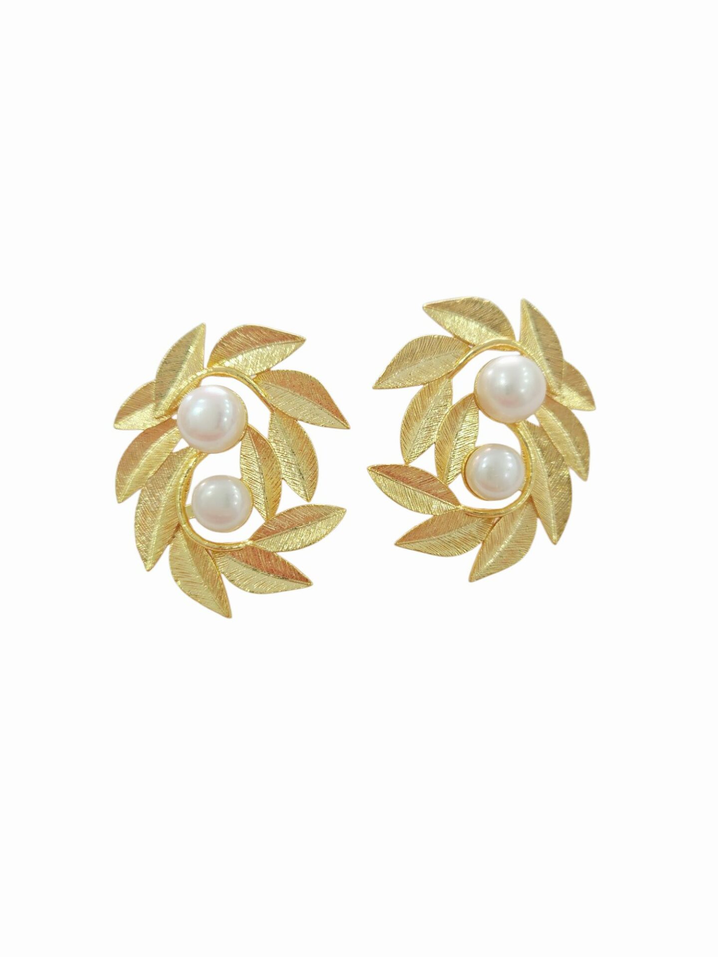 Orecchini  lobo realizzati con foglie in ottone e perle di fiume. lunghezza 2.5cm peso 5.9gr Spedizione Gratuita