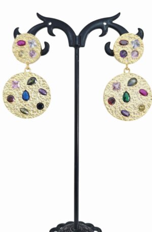 Orecchini  realizzati su base in ottone battuto con zirconi multicolore incastonati. Lunghezza 4.5cm peso 8.7gr Spedizione Gratuita