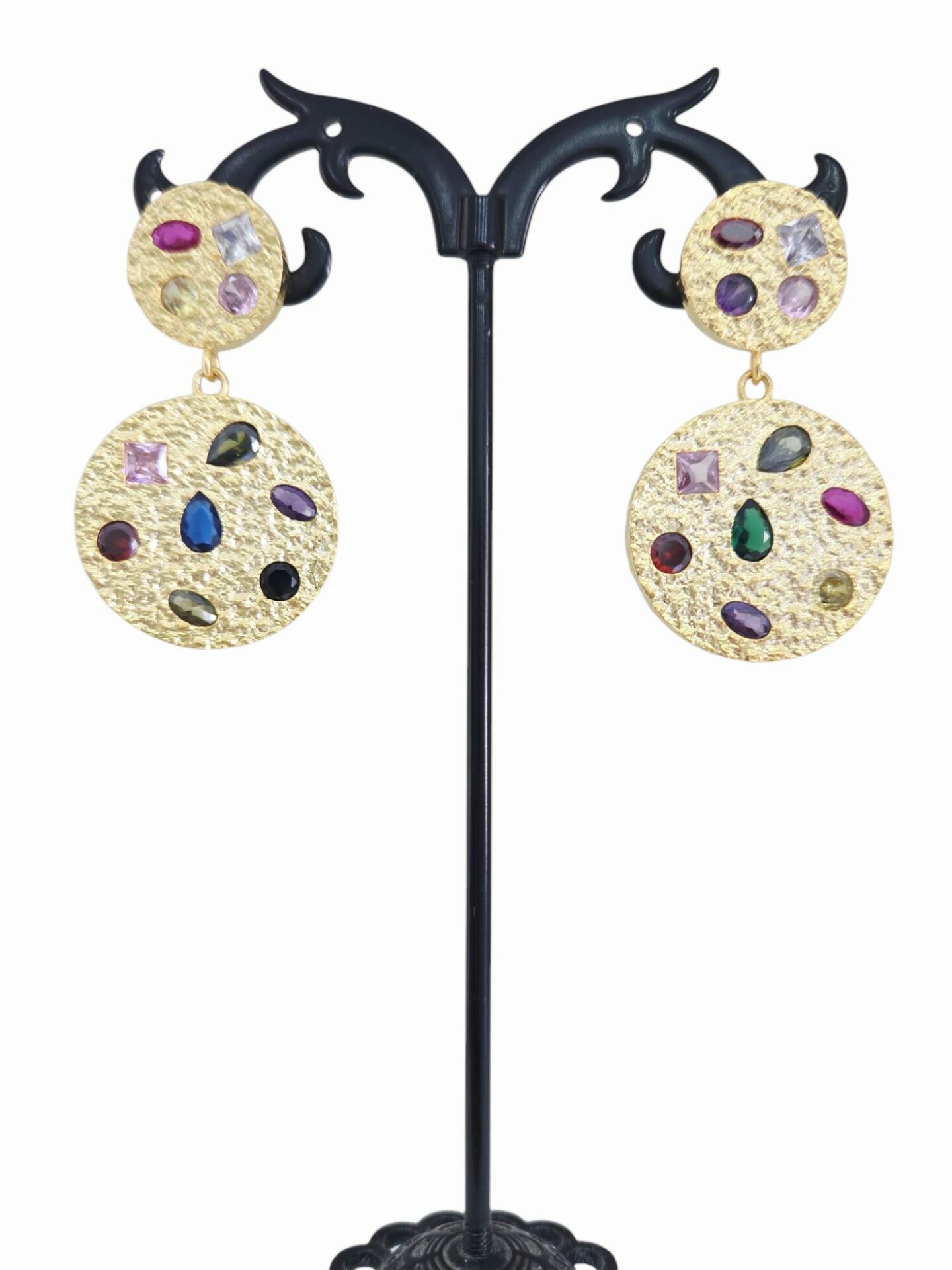 Orecchini  realizzati su base in ottone battuto con zirconi multicolore incastonati. Lunghezza 4.5cm peso 8.7gr Spedizione Gratuita