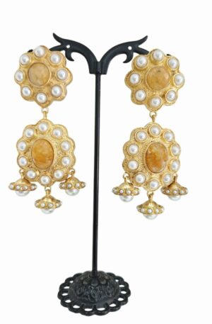 Orecchini  realizzati con quarzo citrino e perle di Maiorca incastonate su ottone. 
lunghezza 8cm
peso 25.3gr Spedizione Gratuita