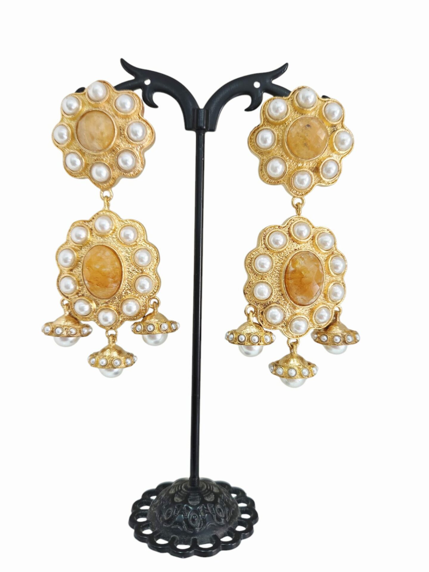 Orecchini  realizzati con quarzo citrino e perle di Maiorca incastonate su ottone. 
lunghezza 8cm
peso 25.3gr Spedizione Gratuita