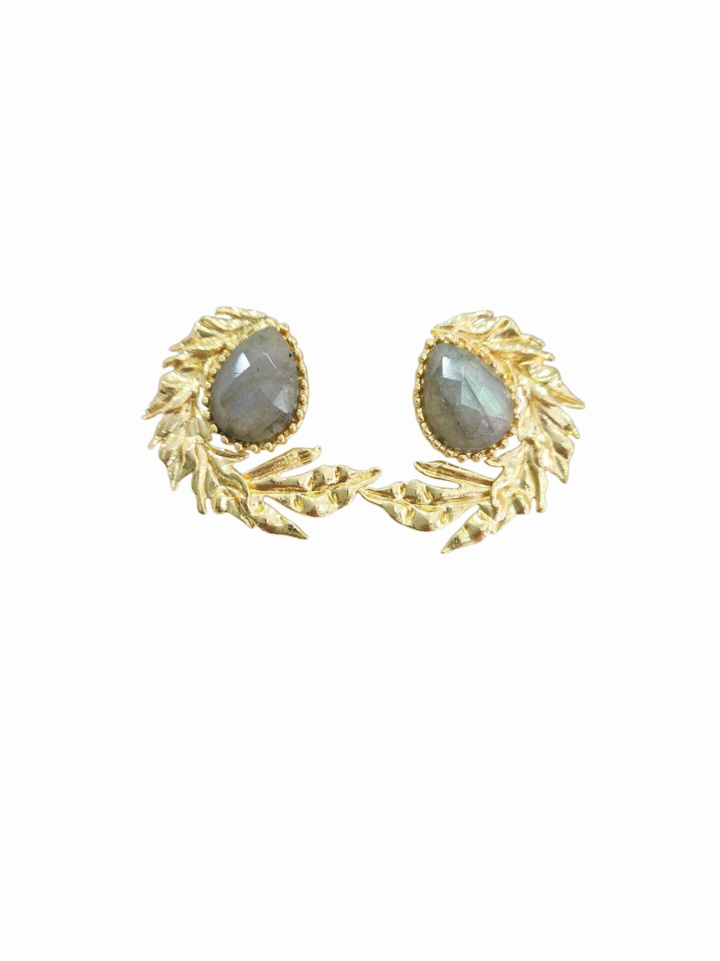 Orecchini lobo realizzati con ottone e labradorite.
peso 6.8gr
lunghezza 3cm Spedizione Gratuita