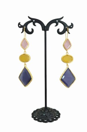 Orecchini realizzati con occhio di gatto circondato da ottone in vari colori e forme geometriche.
colori rosa, giallo e viola.
lunghezza 7.5cm
peso 5.8gr Spedizione Gratuita